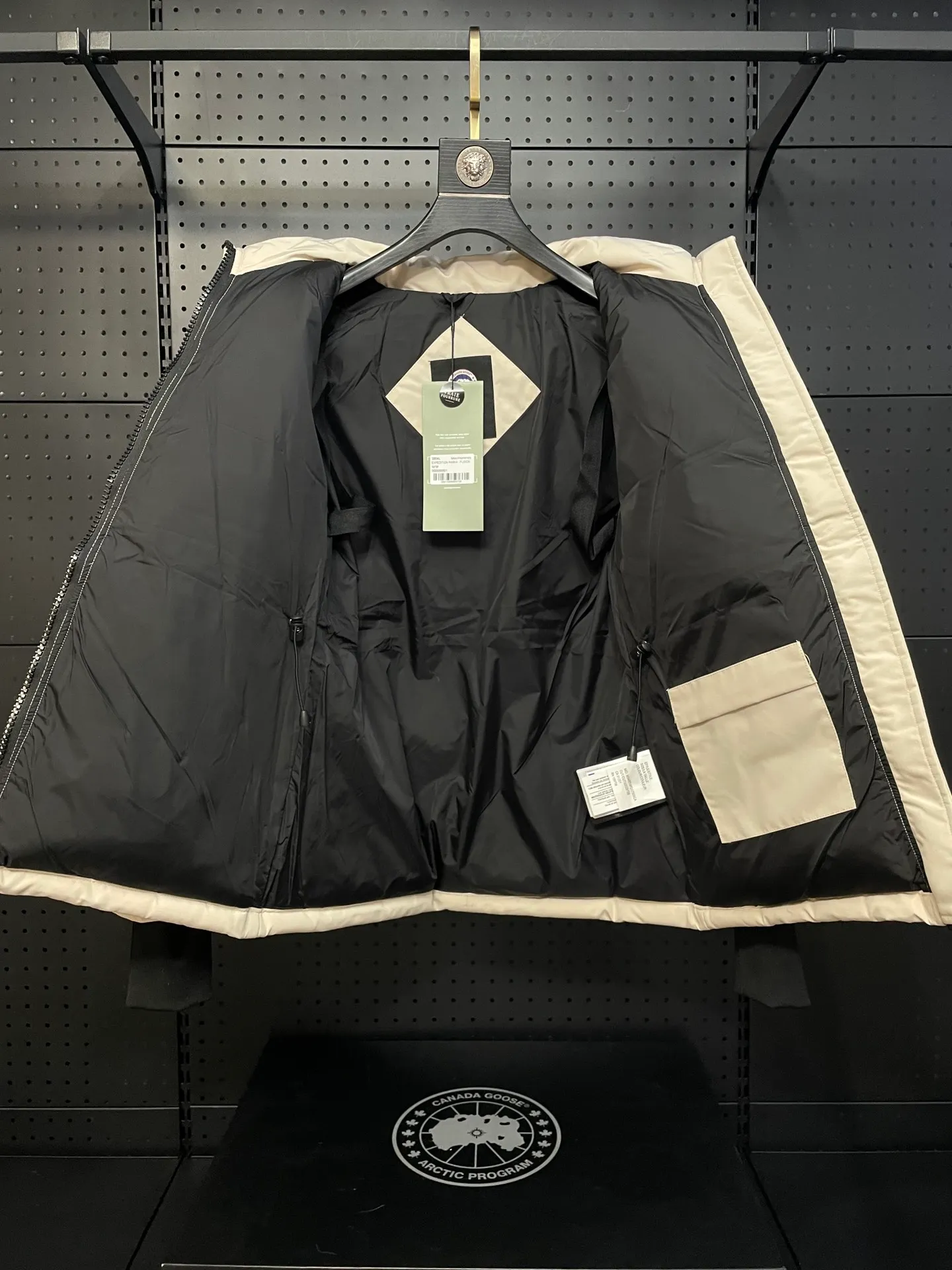 P880 off-white Canadian CANADA GOOES 04 model/women's model. The Arctic and Antarctic scientific expedition teams and others choose Canada Goose as their cold-proof equipment, the Rolls-Royce of down jackets.  ➖ Industry-leading anti-counterfeiting chip sensing.  ➖ Imported Behringer embroidery machines and customized embroidery labels, the highest level and industry leading.  ➖ Imported Korean 21-count polyester-cotton blended original fabric, TC85 waterproof coated fabric, water-repellent, windproof and wear-resistant.  ➖ The new national standard 80 white duck down is filled with an average of 520 grams of down. The amount of down filled is industry-leading.  ➖ 100% nylon lining with double double-layer sealing design to prevent velvet running, and seamless thread design on the cuffs!  ➖ Western Canadian Green Wolf Collar.  ➖ Yoshida YKK provides original factory-customized electroplated sliders. YKK two-way lockable zippers are tight and smooth and do not peel off paint.  ➖ 3M composite Velcro is durable and the accessories and hardware are all custom-made. Only for the purest goose, the most dedicated, the most professional, the highest quality, the highest cost performance!    SIZE:XS-XXL